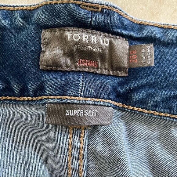 Torrid Jegging denim jeans size 26R distressed women’s super soft - Picture 3 of 5
